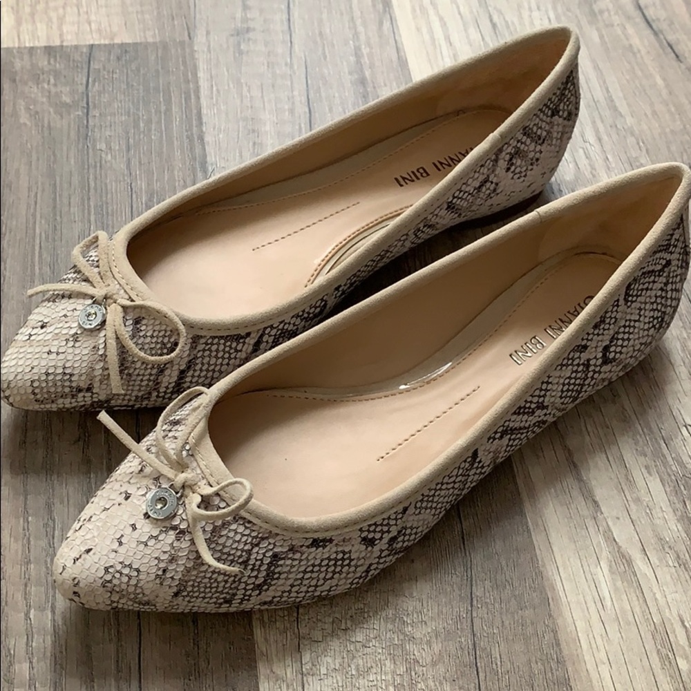 Gianni Bini Natural snake print flats